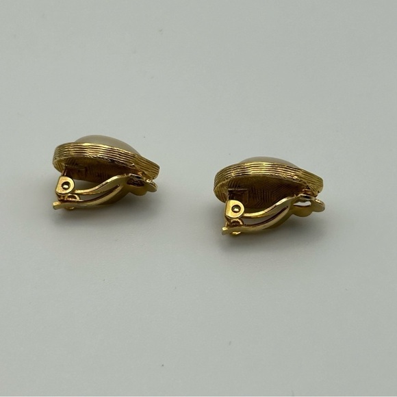 Vintage Goldtone Teardrop Faux Pearl Cabochon Clip On Earrings Dainty Small - Picture 5 of 7